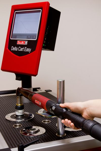 Mit dem Delta Cart können Anwender elektrische und pneumatische Schraubwerkzeuge, abschaltende und nicht abschaltende Impulsschrauber, Messschlüssel sowie auslösende Drehmomentschlüssel überprüfen und neu einstellen. (Bild: Desoutter)