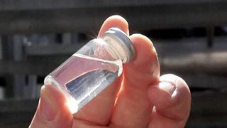 Synthetisch hergestelltes Benzin: Audi und die Global Bioenergies S.A. haben erstmals eine große Menge E-Fuels hergestellt. Im Bild: Eine Probe des regenerativ erzeugten Kraftstoffes. (Audi)