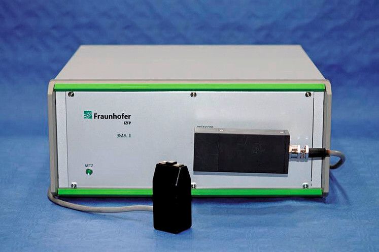 3MA-Prüfkopf (im Vordergrund) und 3MA-Prüfgerät. (Bild: Fraunhofer-IZFP)