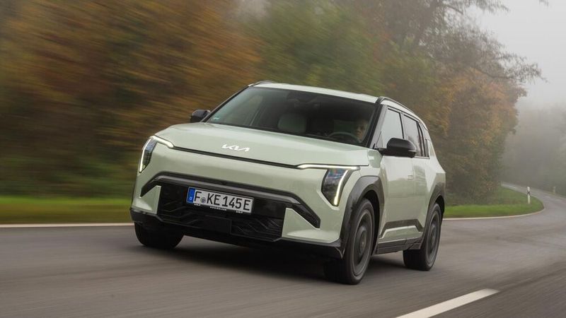 Bei neun Händlern können über das Angebot „Kia Drive“ nun Autos gemietet werden, auch die Elektromodelle wie der EV 3.(Bild:  Kia)