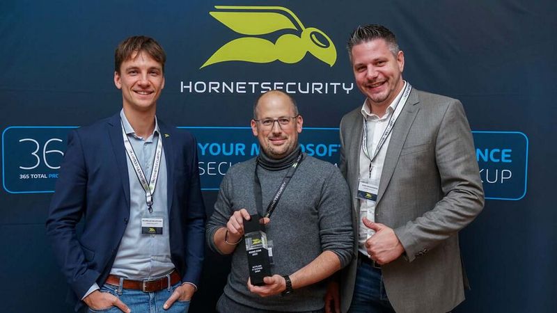 Im Rahmen der Partnerdialoge wurde u.a. die Netplans IT-Systeme GmbH mit dem Rising Star 2022 Award ausgezeichnet: (v. l.) Maximilian Wolfsturm (Partner Account Manager Hornetsecurity), Patrick Michels (Account Manager bei Netplans) und Jean Greskämper (Key-Account Manager bei Hornetsecurity). (Bild: Hornetsecurity)
