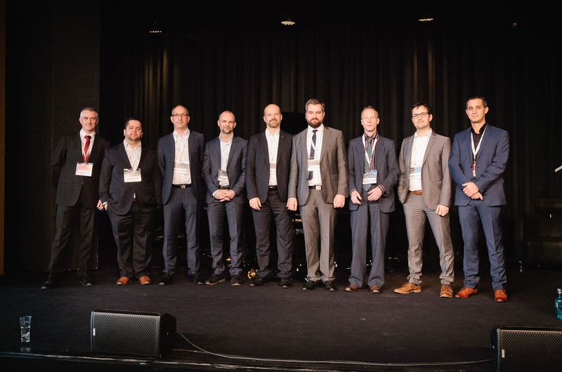 Vorstellung der Kompetenzteams Security & Communications bestehend aus Acronis, Beemo, Eset, Kaspersky, Placetel, Securepoint sowie Simsme (v. l.): Michael Klemt (SYNAXON AG), René Hofmann (Securepoint), Martin Welz (Placetel), Ralf Postupa (Simsme),Peter Neumeier (Kaspersky), Alexander Schulz (eset), Lorenz Eberle (Beemo), Ronny Sonntag (Acronis) und Miguel Rodriguez (SYNAXON AG) (Astrid Piethan)