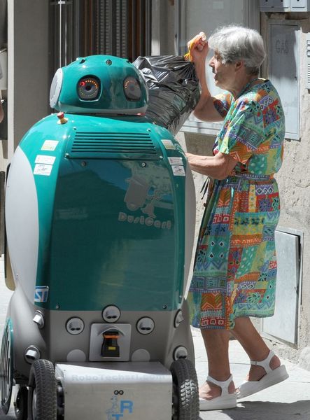 In der italienischen Kleinstadt Peccioli werden Serviceroboter, wie das DustCart von der Scuola Superiore Sant-Anna aus Pisa, bereits im öffentlichen Raum getestet.   DustCart 3	Bild: Silvia Fornai/Marco Toncelli, Scuola Superiore Sant?Anna	  Robot House	Die Universität Hertfordshire in Großbrinattien erforscht im ?Robot House?, wie Menschen und Serviceroboter im häuslichen Umfeld interagieren.Bild: University of Hertfordshire	  Greifhand	Das sicheres Greifen unterschiedlichster Objekte ist eine Herausforderung für Serviceroboter. Die Universität Bologna hat dafür eine antopomorphe Geifhand entwickelt. Bild: Schunk  (Bild: Silvio Franco, Scuola Superiore Sant'Anna)