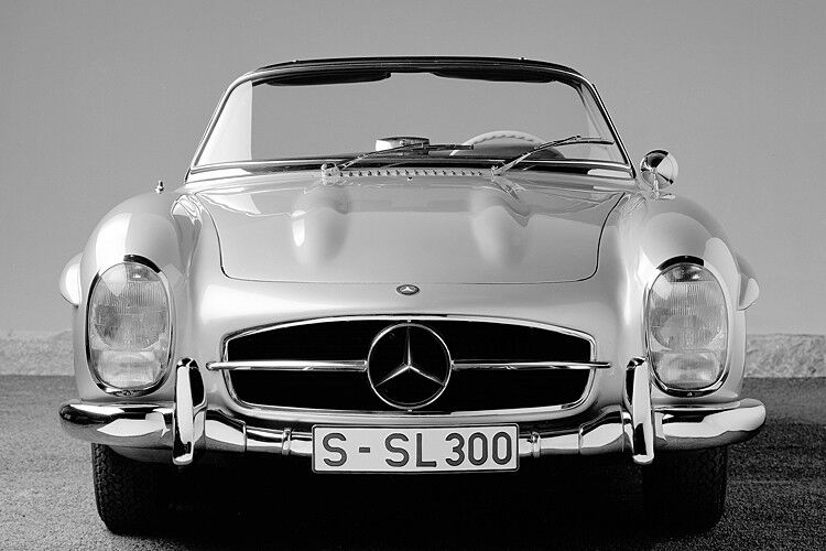 Im März 1961 ist das Modell mit Scheibenbremsen rundum zu haben, ein Jahr später folgt ein modifizierter Motor mit Leichtmetall-Motorblock. (Mercedes-Benz)