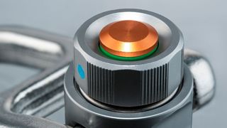 Neu ist beim Halder-Gewindetragbolzen Plus der grüne Signalring um den Bedienknopf, der anzeigt, ob alles korrekt ist. Und links, der kleine Blaue Punkt, ist ein integrierter RFID-Chip, der die Prozesse rund um das Heben, Transportieren und Positionieren transparenter und dokumentierbar macht. (Bild: Erwin Halder)