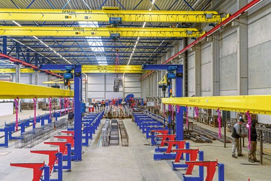 Hier ist der Transport der sperrigen Bündel von Betonstahlstangen zu den Arbeitsplätzen zu sehen. Hier ist der Transport der sperrigen Bündel von Betonstahlstangen zu den Arbeitsplätzen zu sehen.