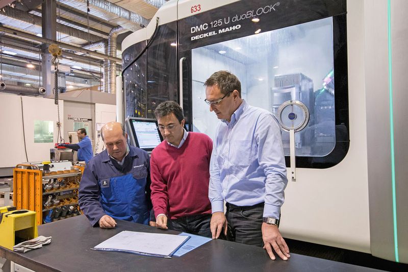 Haben die Fertigung bei Alron im Blick: Fernando Silva (Produktionsleiter), João Romão (Leiter Wartung und Instandhaltung) und Andreas Dusold (Geschäftsführer). (Bild: DMG Mori)