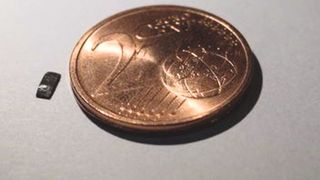 Der Kleinstroboter ist nur vier Millimeter groß und besteht aus elastischem Polymer. Eines Tages soll er in der Medizin eingesetzt werden. (MPI für Intelligente Systeme)