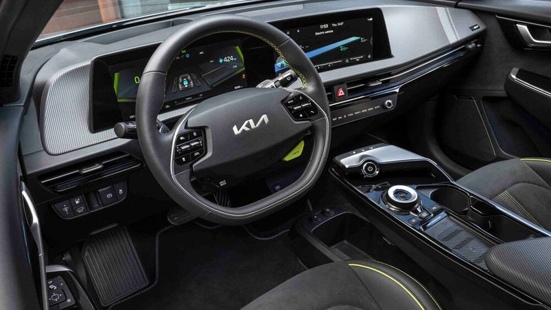 Einige in gelb gehaltene Akzente künden im Innenraum vom erhöhten Leistungspotenzial der Sportversion. (Bild: Kia)