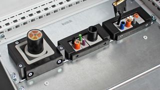 Die Kabeleinführung KEL-Jumbo besteht aus einem teilbaren Rahmen und einer passenden, ebenfalls teilbaren Kabeltülle. (Bild: Icotek)