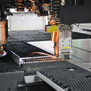 Die Amada LC-2012 C1 kombiniert Laser- und Stanzbearbeitung. Die Bearbeitung der entsprechenden Bauteile wird dadurch effizienter und genauer.