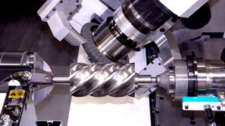 Junker beweist echten Pioniergeist, heißt es. Der Grund: die Schleifmaschine Jumat 6l 40-30 beherrscht die Komplettbearbeitung komplexer Rotorpaare. Junker gilt als bisher einziger Schleifmaschinenhersteller, der das anbietet. Hier ein Blick in den Arbeitsraum des Systems. (Erwin Junker Maschinenfabrik)