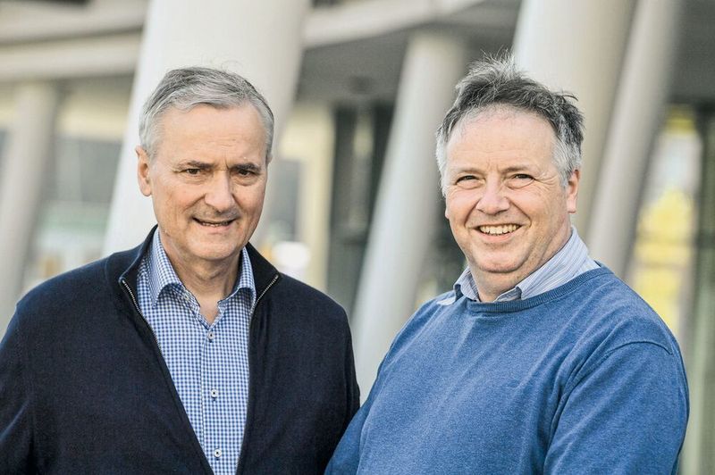 Bild 2: Gerhard Bolenz (links) und Volker Dudek: „In Kürze werden ausgewählte Modul-Hersteller und Dioden-Anwender erste Bauteile bemustern. Im Verlauf des kommenden Jahres stehen dann unsere GaAs-Dioden für Durchbruchspannungen von 400 bis 1200 V dem Markt zur Verfügung. (Kristin Schmidt)