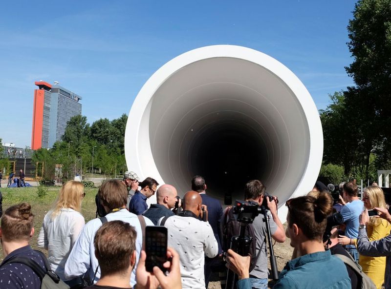 Die Hyperloop-Teströhre mit einem Durchmesser von 3.2 Meter und einer Länge von 30 Meter wird zur Weiterentwicklung der Hyperloop-Technologie eingesetzt. Die Röhre ist ein erster Schritt zur Entwicklung eines europäischen Netzwerkes.  (Mike Corder/Associated Press)