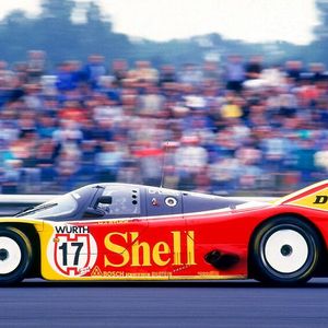 Stuck in einem Porsche 962 C, der Weiterentwicklung des 956, beim Supercup 1987. Mit einem anderen 962 feierte Hans-Joachim Stuck und Derek Bell den ersten Sieg eines Porsche-Rennwagens mit Doppelkupplungsgetriebe bei einem Renneinsatz. (Bild:  Porsche AG)