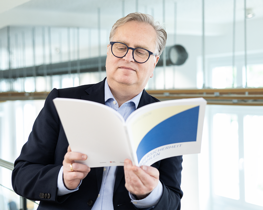 Andreas Lüning liest in der aktuellen Studie „Cybersicherheit in Zahlen. (Bild:  G Data CyberDefense AG)