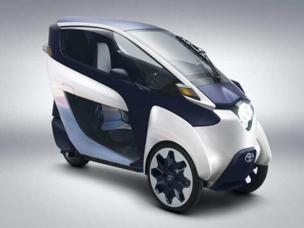 Der Toyota i-Road kombiniert die Vorzüge eines Autos mit der Wendigkeit eines Zweirads (Toyota)