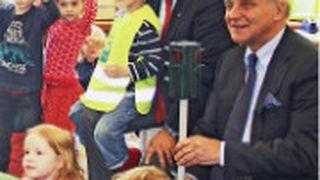 Große Freude im Kindergarten: Der Kölner Bürgermeister Hans-Werner Bartsch (li.) und Obermeister Rolf Mauss übergeben Verkehrsspiele. (Foto: Roy Medienagentur)