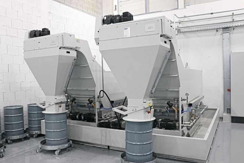 Wichtiger Bestandteil der Knoll-Filteranlagen ist der integrierte Automatikkonzentrator, der dafür sorgt, dass der Hartmetallschlamm stichfest im Entsorgungsfass landet. (Bild: Knoll)