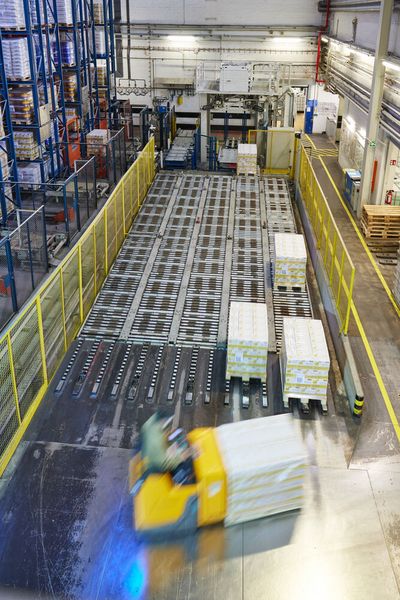 Bei Südzucker nehmen zwei Niederhubwagen Paletten auf, transportieren sie zu den angedockten Lkws und verladen diese direkt. (Bild: w. Adam, www.publick.de)