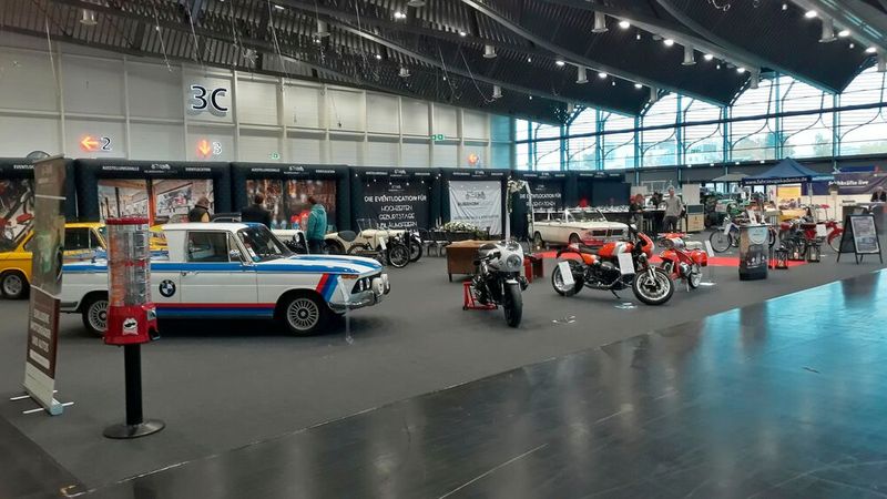 Präsentierte sich mit einigen Highlights seiner Sammlung wie einem geschlossenen Pick-up auf Basis einer Neuen Klasse (1800 ti): Christian Silberhorn mit seinem Museum Silberhorn Classics. (Bild: Steffen Dominsky)