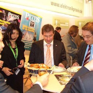 ELEKTRONIKPRAXIS lädt traditionell am zweiten Messetag zum zünftigen Weißwurstfrühstück mit Weißbier zum Laugenbrezel ein