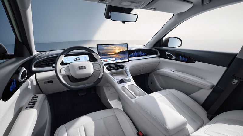 Der Innenraum wirkt modern und aufgeräumt. (Bild: Geely)