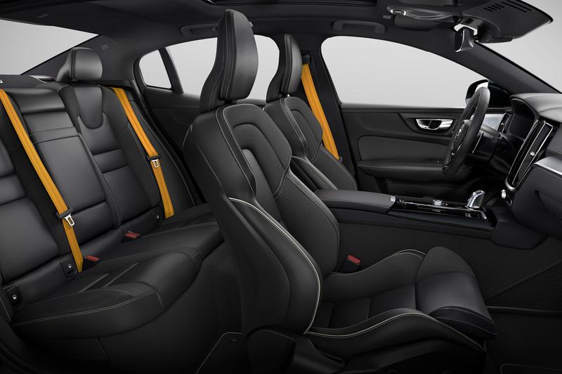 Im Innenraum stechen besonders die goldfarbenen Sicherheitsgurte ins Auge. (Volvo)