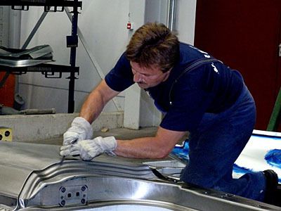 Wenn es genauestens passen soll, dann ist auch noch Handarbeit und Feeling für Form und Material gefragt. (Archiv: Vogel Business Media)