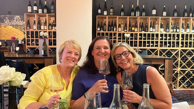 Große Wiedersehensfreude bei (v. l.) Janet Spacey (Spacey PR), Lilli Kos und Stephanie Steen (beide IT-BUSINESS) (Bild: Vogel IT-Medien GmbH)
