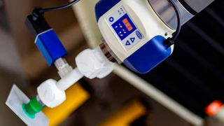 Einer der Demonstratoren der KI-Schulung: Ein Sauggreifer saugt Plättchen verschiedenen Materials an und misst präzise den Druckverlauf. Anhand der Messdaten gilt es, verschiedene Materialien zu unterscheiden und zu sortieren. 
 (WBK Institut für Produktionstechnik am KIT)