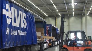 Die Curtainsider, die Elvis für Teilladungen einsetzt, können schnell und einfach seitlich be- und entladen werden. Bild: Elvis (Archiv: Vogel Business Media)