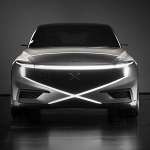 Unter der schnörkellosen, aber klassischen Haube arbeitet ein Verbrennermotor, der alles andere als klassisch ist. Sein Futter ist reiner Wasserstoff.(Bild:  Pininfarina)