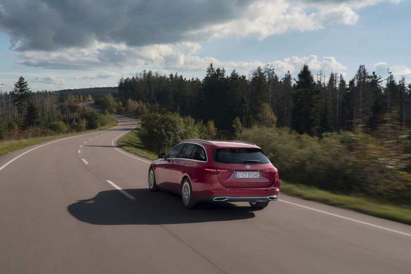 All internal-combustion engine models are equipped with a 2.0-liter four-cylinder engine with a 48-volt mild hybrid system and a nine-speed automatic transmission, and are ready to meet the Euro 7 standard. (Source: Mercedes-Benz AG)