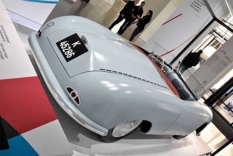 Das 356 „Nr. 1“ Showcar empfängt als „Ursprung des Sportwagens“ den Besucher im Berliner „Drive“ der Volkswagen-Gruppe. Er ist ein Nachbau des ersten Porsche-Modells. So soll dieses 1947/48 in Gmund in Österreich entstanden sein. (Dominsky)