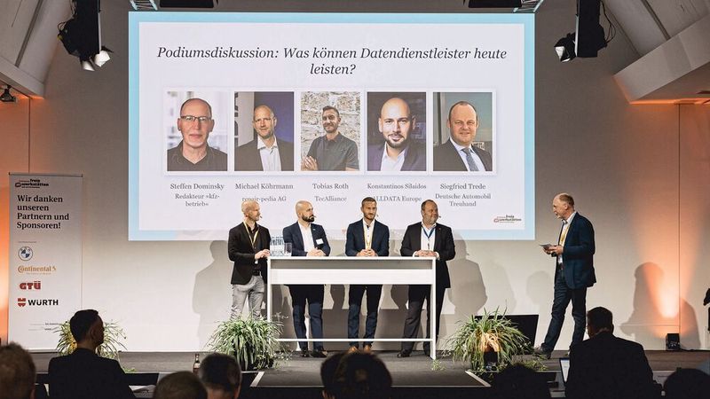 Neben der Diagnose eines der wichtigsten Thema für freie Werkstätten ist der Bezug technischer Daten bzw. Reparatur- und Wartungsinformationen. Dem »kfz-betrieb« Redakteur Steffen Dominsky standen im Rahmen einer Podiumsdiskussion Michael Köhrmann (repair-pedia), Tobias Roth (TecAlliance), Konstantinos Silaidos (Alldata) sowie Siegfried Trede (DAT) Rede und Antwort. (Bild: Stefan Bausewein)