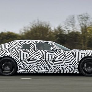 Jaguar hat nun auch Fotos noch getarnter Prototypen veröffentlicht.(Bild:  Jaguar)