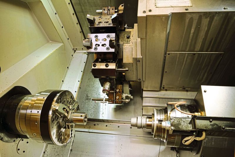 Die Hartdrehmaschine Hardinge T51 SP MSY wurde für eine kombinierte Dreh-, Fräs- und Schleifbearbeitung mit einer Schleifeinheit ausgestattet.  (Hardinge)