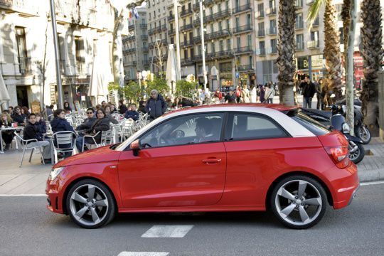 In der Seitenansicht fällt vor allem die geschwungene Dachlinie auf, die sich in Kontrastfarbe lackieren lässt. (Archiv: Vogel Business Media)