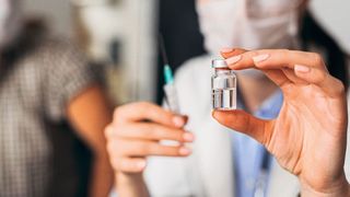 Könnte bald Realität in deutschen Unternehmen werden: Impfungen durch die Betriebsärzte. (©cherryandbees - stock.adobe.com)