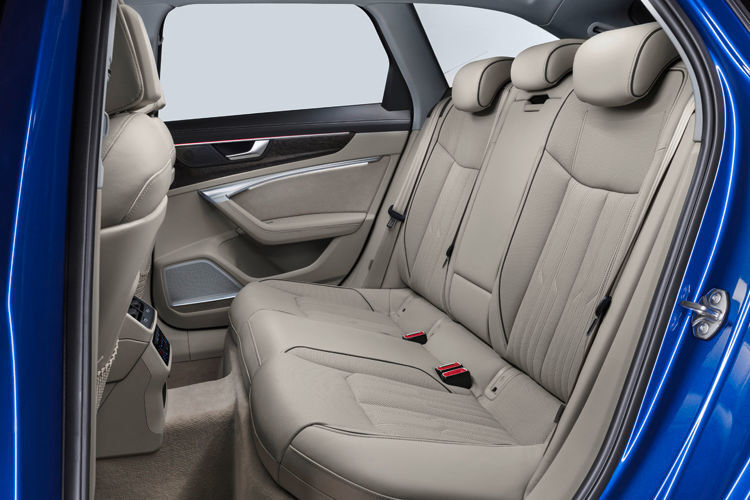 Gegenüber dem Vorgänger haben die hinten Sitzenden 1,4 Zentimeter mehr Kopffreiheit und auch für die Beine ist etwas mehr Platz als bisher. (Audi)