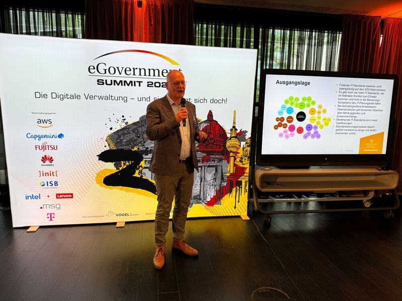 Weitere Einblicke zum Stand der Verwaltungsdigitalisierung gab es von Bernd Schlömer, Staatssekretär im Ministerium Infrastruktur und Digitales und CIO des Landes Sachsen-Anhalt, der die Arbeit des Standardisierungsboards erläuterte, ... (©Vogel IT-Akademie)