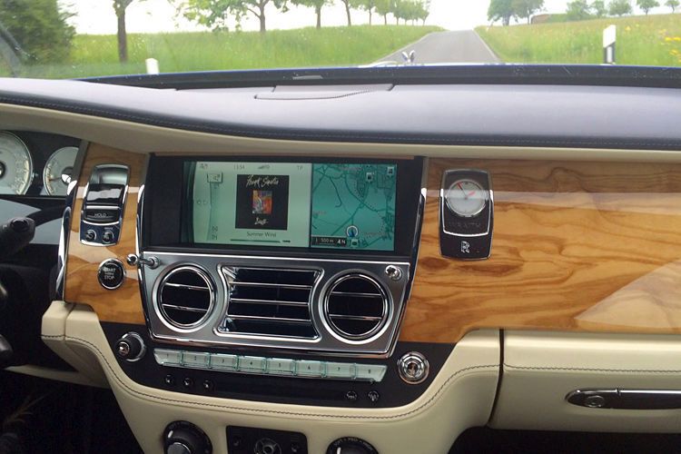 Wenn er durch ihre Flügel hindurchsieht, erkennt der kundige Chauffeur, wie weit es vom rechten Vorderrad noch bis zum Straßenrand ist. Eine Hilfe, die man auf engen Landsträßchen oder in kleinen Gassen immer wieder in Anspruch nimmt. (SP-X/Günter Weigel)