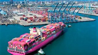Die Unternehmen der Welt leiden unter Lieferengpässen, mit bisher nie dagewesenem Ausmaß. Um das Problem zu entschärfen, geht der Hafen in Los Angeles jetzt in den Dauerbetrieb, wie die dpa meldet. Der Hafen von Long Beach (Bild) ist schon in diesem Modus. (Bild: dpa)