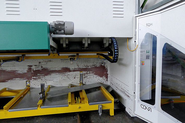 Die geschnittene Blechplatine fällt auf eine Palette, die je nach Produkt und Kundenwunsch individuell gestaltet werden kann. (Kuhn)