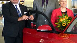Die FTB-Geschäftsführer Ina Krokotsch und Andy Ziese (v. re.) übernehmen einen 1er BMW von Schubert-Geschäftsführer Frank Dräger. (Foto: Schubert)