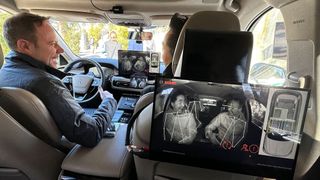 Bosch bietet für den Innenraum eine Kombination aus Fahrer- und Insassenkamera sowie Radarsensor. Bei der Untersuchung auf Alkohol kommt in erster Linie die Kamera zum Einsatz. Dabei werden Pupillenreaktionen und Augenbewegungen analysiert. (Bild: Bosch)