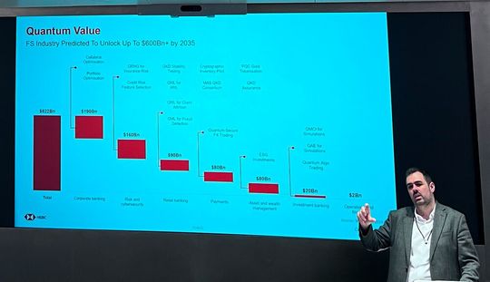 Dr. Philip Intallura, Head of Quantum bei HSBC, bei der Präsentation im IBM-Labor; er erläutert, warum sich HSBC überhaupt mit Quantencomputing beschäftigt. (Bild:  uo/Vogel IT-Medien GmbH)