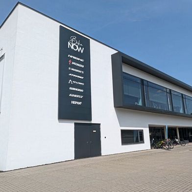 Rund eine Million Euro hat Fischer Automobile in seinen neuen Bike-Now-­Store investiert. (Bild: Mauritz – VCG)