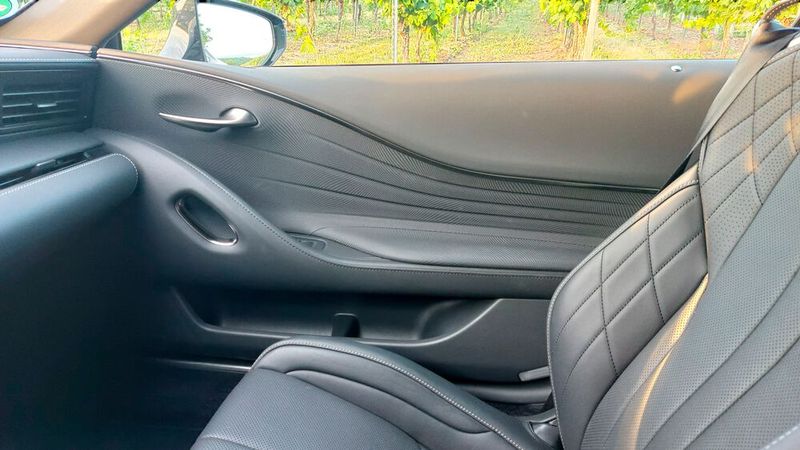 ... beispielhaft sind hierfür die Verkleidung der Türen und die gesteppten, stark konturierten, und durchaus bequemen Sitze. (Bild: Mauritz – VCG)